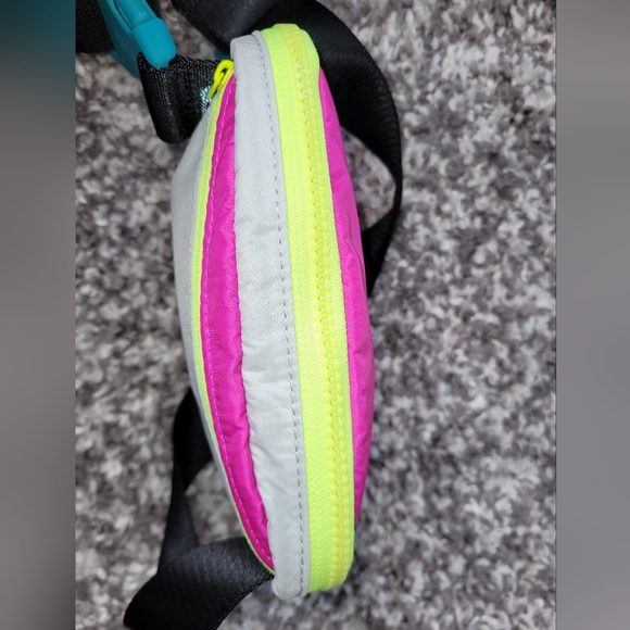 Lululemon Everywhere Belt Bag, Highlight Purple / Vapor / Intense Teal. - Picture 10 of 16